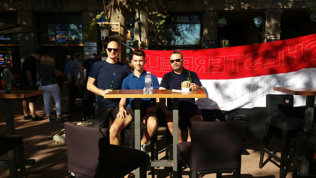 У СУСРЕТ МЕЧУ: Навијачи стигли у Хумску, Видићу скандирали у кафићу